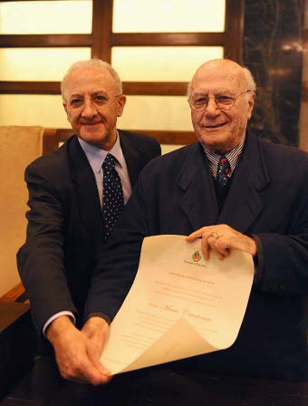 Il sindaco De Luca con Mario Carotenuto mentre riceve la cittadinanza onoraria