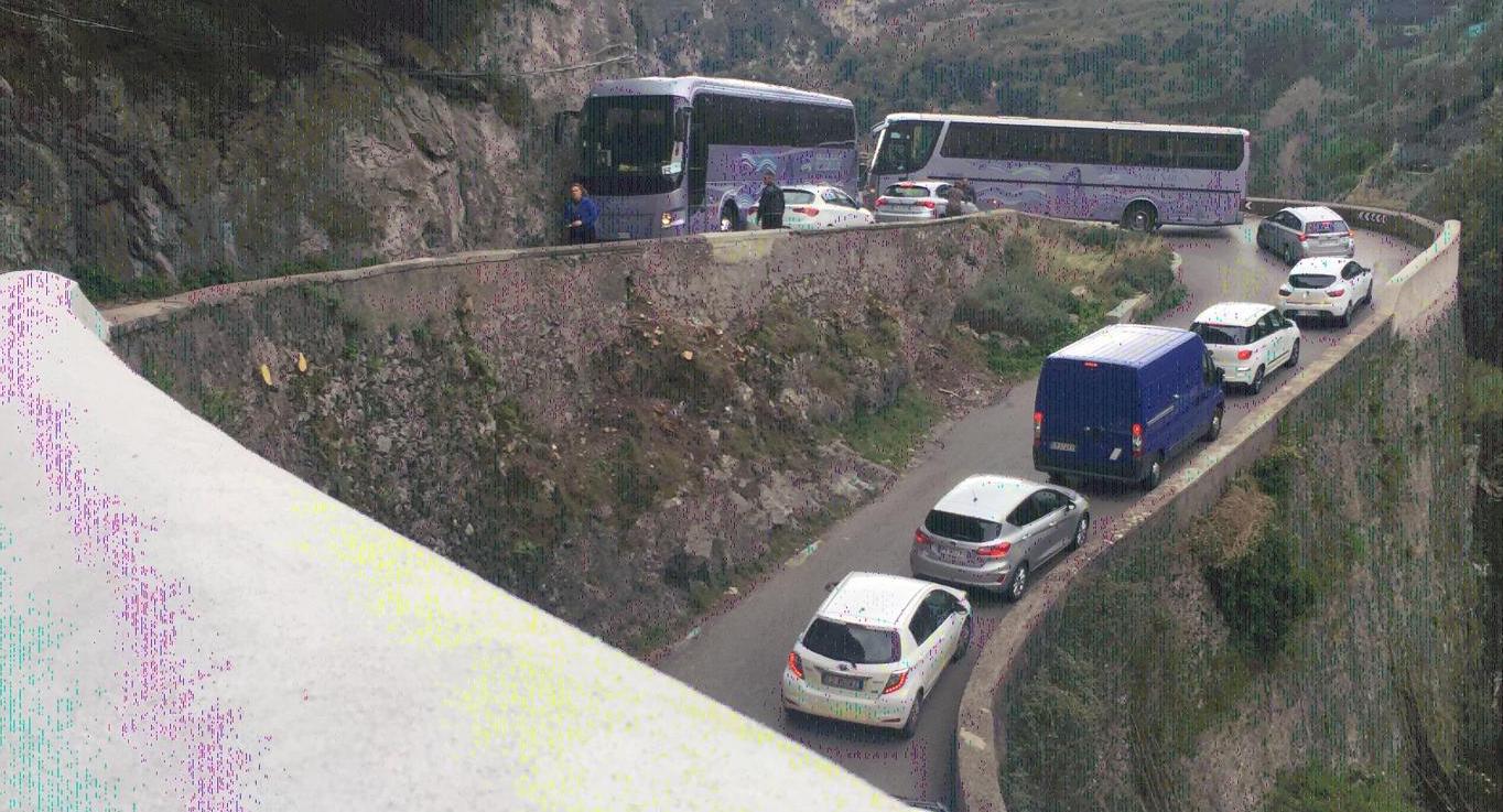 Traffico in Costiera amalfitana, blocco lungo la strada per Ravello